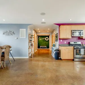 Historic Downtown Patio Retreat Holiday home