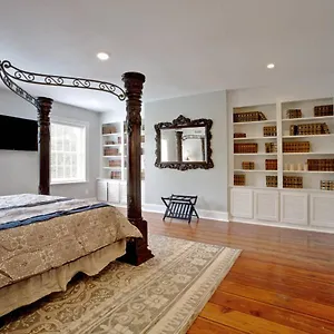 Newly Renovated 4 Bed 3 Bath And 2 Parking Spots Holiday home